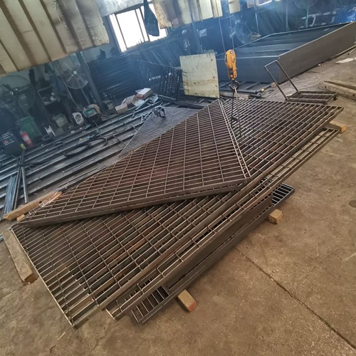 商業(yè)街區(qū)鋼格柵：美觀(guān)與安全兼顧的鋪裝方案