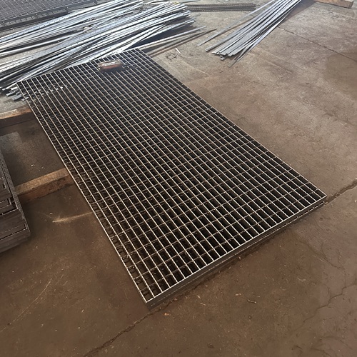 不銹鋼鋼格板vs熱鍍鋅鋼格板，該怎么選