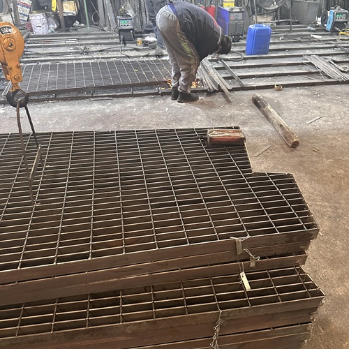 鋼格板出口市場機(jī)遇與挑戰(zhàn)并存